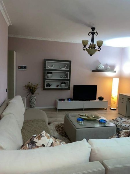 Tirane, jepet me qera apartament 2+1 500 Euro