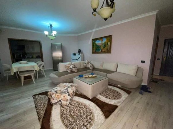Tirane, jepet me qera apartament 2+1 500 Euro