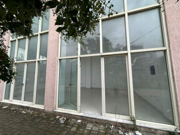 Tirane, jepet me qera ambjent biznesi Kati 0, 142 m² 2.200 Euro (Bulevardi i Ri)