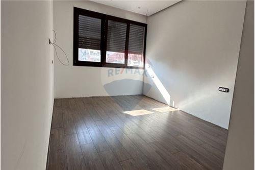 Tirane, shitet apartament 2+1+BLK Kati 5, 130 m² 375.000 Euro (Rruga Barrikada)