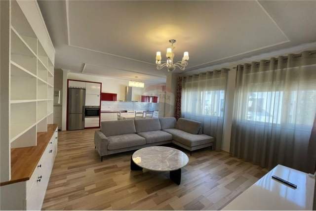 Tirane, jepet me qera apartament 2+1 800 Euro