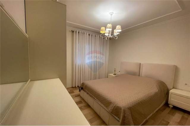 Tirane, jepet me qera apartament 2+1 800 Euro