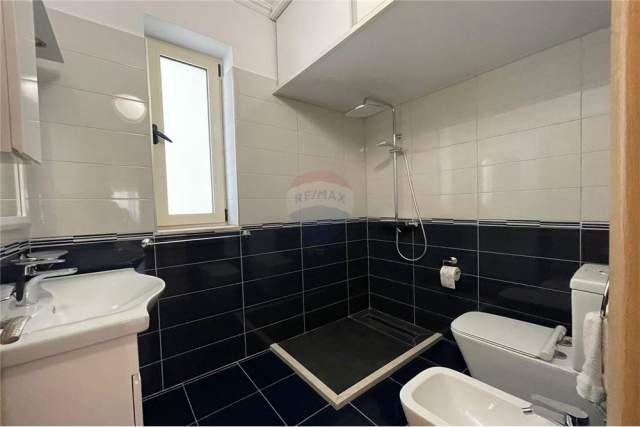 Tirane, jepet me qera apartament 2+1 800 Euro