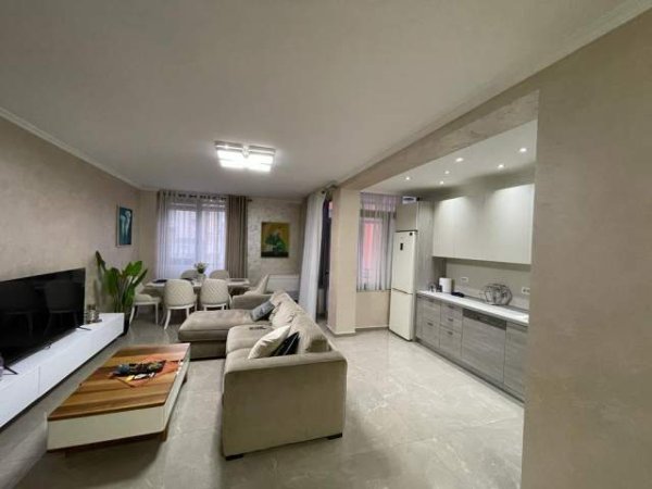 Jepet me qira Apartament perballe Toptanit 117 m² 1.100 Euro