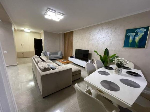 Jepet me qira Apartament perballe Toptanit 117 m² 1.100 Euro
