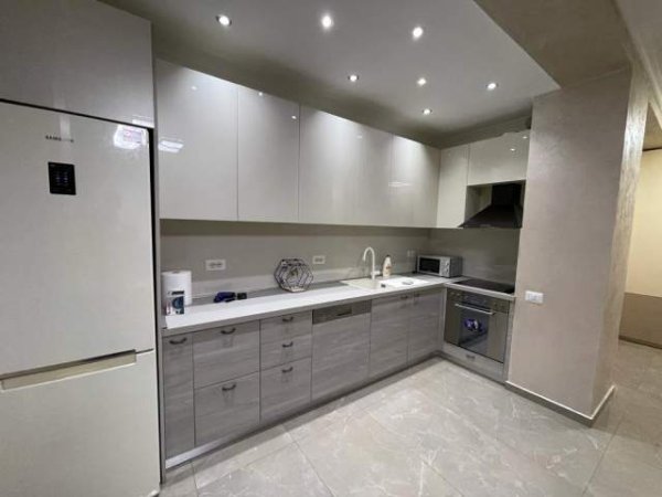 Jepet me qira Apartament perballe Toptanit 117 m² 1.100 Euro