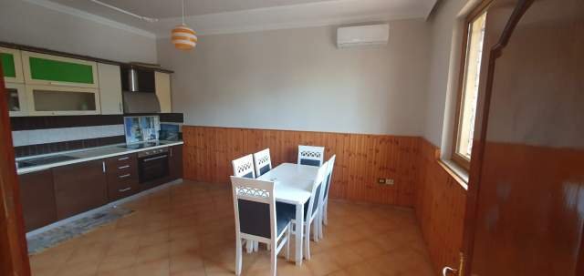 Tirane, jepet me qera apartament 3+1 Kati 1, 130 m² 500 Euro (Ambasada Turke)