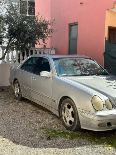 Tirane, shitet makine Mercedes-Benz E 220 CDI Viti 2000, 1.400 Euro