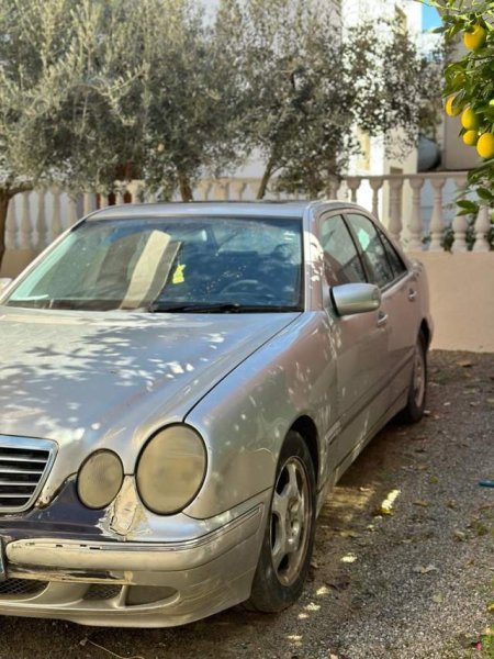 Tirane, shitet makine Mercedes-Benz E 220 CDI Viti 2000, 1.400 Euro