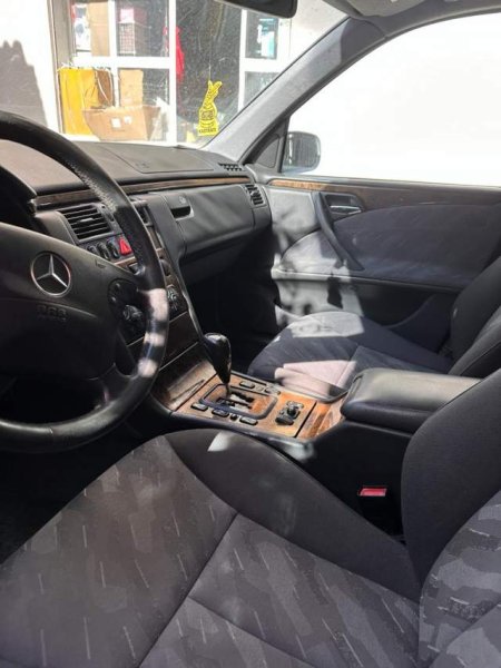 Tirane, shitet makine Mercedes-Benz E 220 CDI Viti 2000, 1.400 Euro