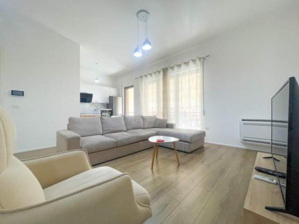 Tirane, jepet me qera apartament 2+1 Kati 4, 110 m² 900 Euro (Ish-Parku Autobuzave)