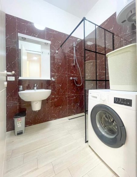 Tirane, jepet me qera apartament 2+1 Kati 4, 110 m² 900 Euro (Ish-Parku Autobuzave)