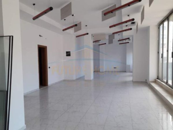 Tirane, jepet me qera ambjent biznesi Kati 3, 330 m² 1.500 Euro (Pazari i Ri)