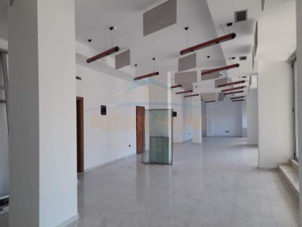 Tirane, jepet me qera ambjent biznesi Kati 3, 330 m² 1.500 Euro (Pazari i Ri)