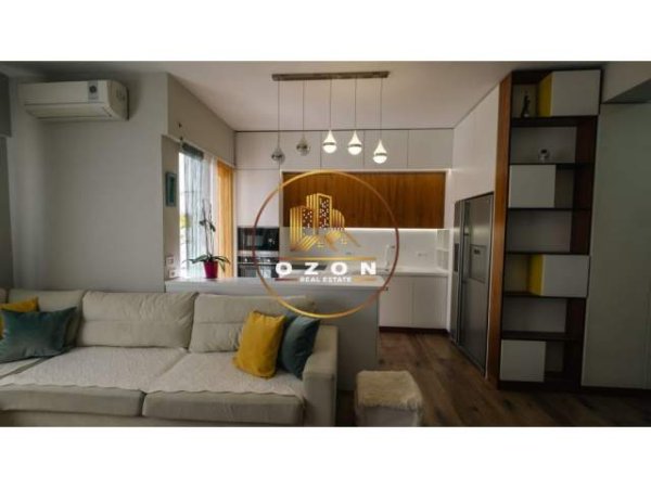 Tirane, jepet me qera apartament 2+1 Kati 4, 110 m² 800 Euro (KOMUNA E PARISIT)