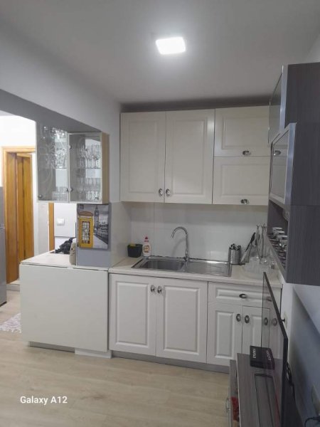 Tirane, jepet me qera 2+1 Kati 1, 79 m² 550 Euro