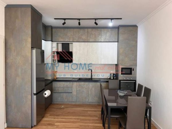 Tirane, jepet me qera apartament 2+1+BLK Kati 8, 110 m² 1.100 Euro (Pazari i Ri)