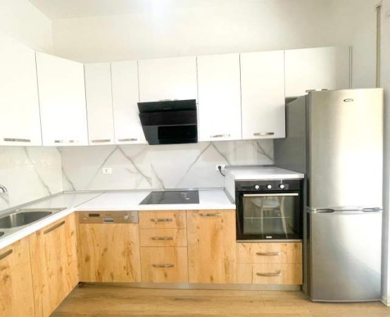 Tirane, jepet me qera apartament 2+1 Kati 4, 110 m² 900 Euro (Ish-Parku Autobuzave)