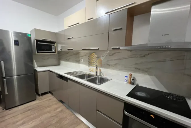 Tirane, jepet me qera apartament 2+1+Ballkon Kati 12, 90 m² 700 € (Stacioni i Trenit)