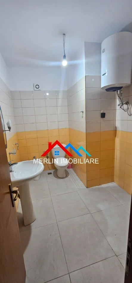 Tirane, jepet me qera apartament 2+1+Ballkon Kati 2, 115 m²  475€ (RRUGA 3 DESHMORET,YZBERISHT)