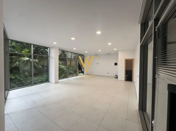 Tirane, jepet me qera ambjent biznesi Kati 2, 63 m² 720 € (KINOSTUDIO)