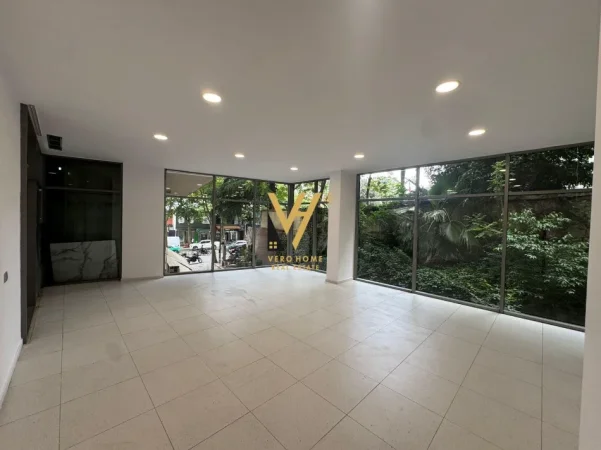 Tirane, jepet me qera ambjent biznesi Kati 2, 63 m² 720 € (KINOSTUDIO)