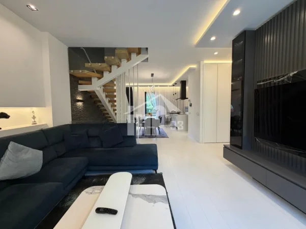 Tirane, shitet apartament tripleks, 309 m² 700.000 € (PRANË LIQENIT TË THATË)