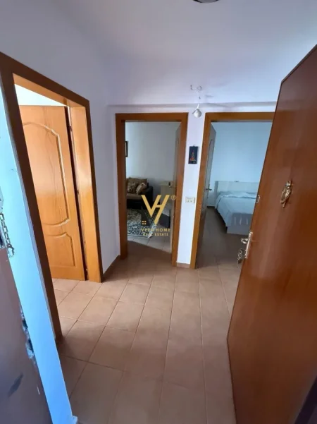 Tirane, jepet me qera apartament 2+1+Ballkon Kati 3, 75 m² 520 € (21 DHJETORI)