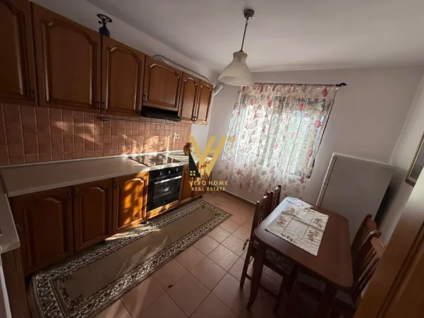 Tirane, jepet me qera apartament 2+1+Ballkon Kati 3, 75 m² 520 € (21 DHJETORI)