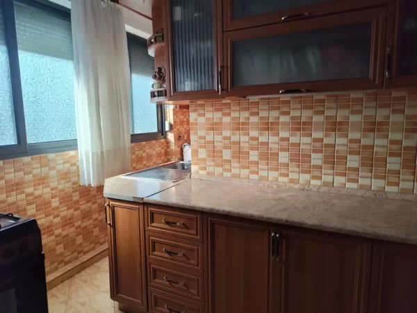 Tirane, shitet apartament 1+1 Kati 5, 80.000 € (Shkolla e Bashkuar)