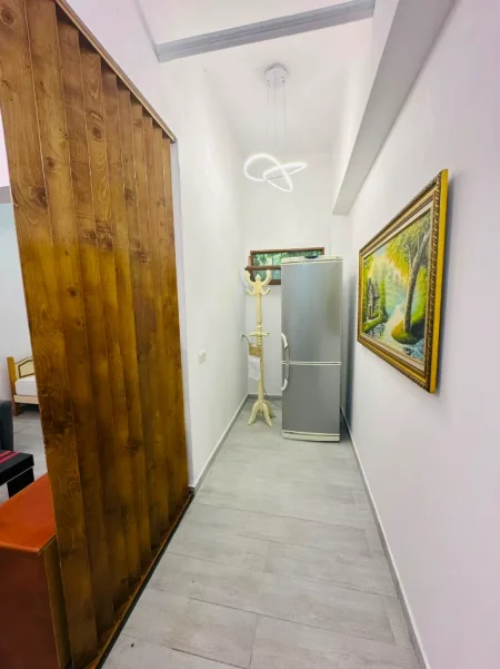 Tirane, jepet me qera garsoniere Kati 1, 40 m² 400 mije leke (ISH PARKU)