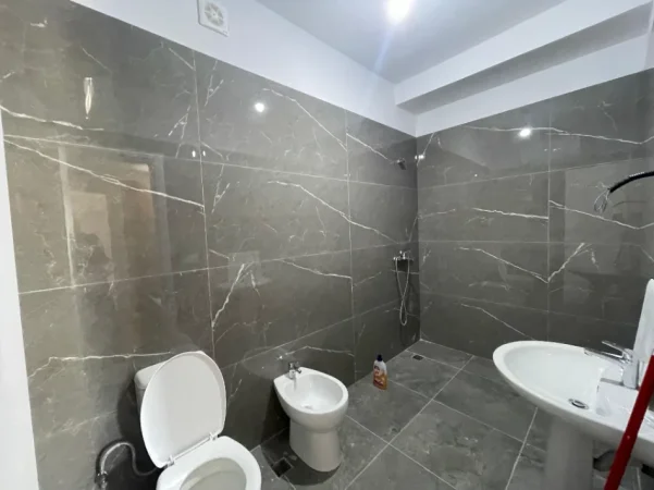 Tirane, jepet me qera apartament 2+1+Ballkon Kati 3, 102 m² 550 € (Shkolla Bashkuar)