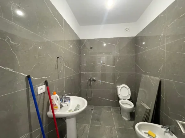 Tirane, jepet me qera apartament 2+1+Ballkon Kati 3, 102 m² 550 € (Shkolla Bashkuar)