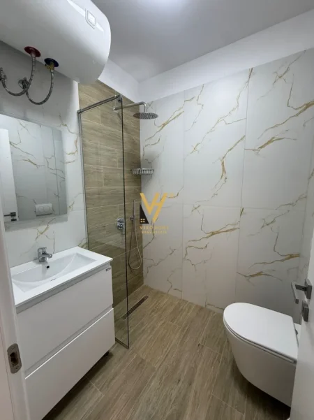 Tirane, jepet me qera apartament 1+1+Ballkon Kati 1, 50 m² 470 € (5 MAJI)