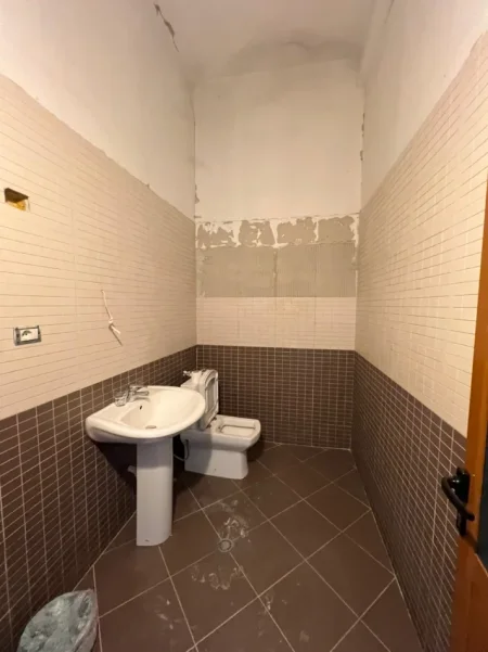 Tirane, jepet me qera dyqan Kati 0, 84 m² 1.000 € (Don Bosko)