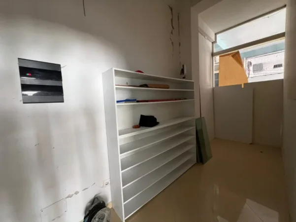 Tirane, jepet me qera dyqan Kati 0, 84 m² 1.000 € (Don Bosko)
