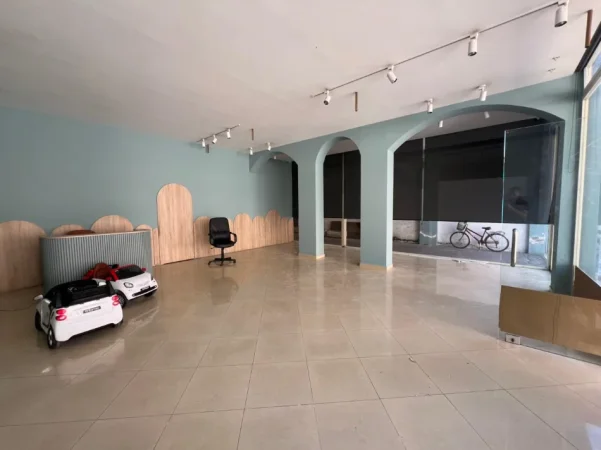 Tirane, jepet me qera dyqan Kati 0, 84 m² 1.000 € (Don Bosko)