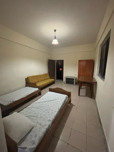 Tirane, jepet me qera apartament 1+1 Kati 1, 40 m² 270 € (Blloku i Vilave Selite, Prane Komunes se Parisit)