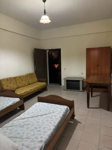 Tirane, jepet me qera apartament 1+1 Kati 1, 40 m² 270 € (Blloku i Vilave Selite, Prane Komunes se Parisit)