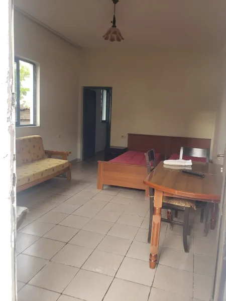 Tirane, jepet me qera apartament 1+1 Kati 1, 40 m² 270 € (Blloku i Vilave Selite, Prane Komunes se Parisit)