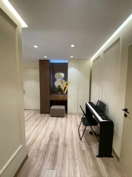 Tirane, shitet apartament 3+1+Ballkon Kati 4, 200 m² 360.000 € (FRESKU)
