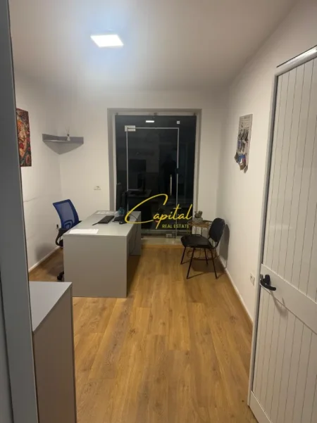 Tirane, jepet me qera zyre Kati 1, 13 m² 300 € (ALI DEMI)