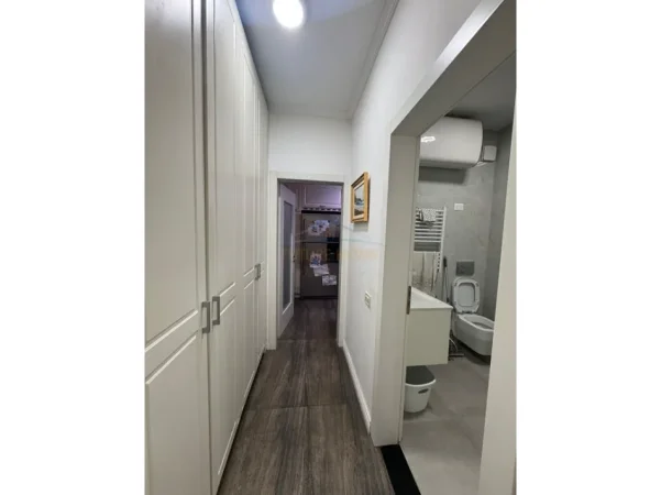 Tirane, jepet me qera apartament 2+1+Ballkon Kati 7, 103 m² 1.000 € (Myslym Shyri)