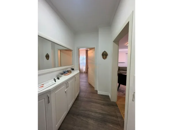 Tirane, jepet me qera apartament 2+1+Ballkon Kati 7, 103 m² 1.000 € (Myslym Shyri)