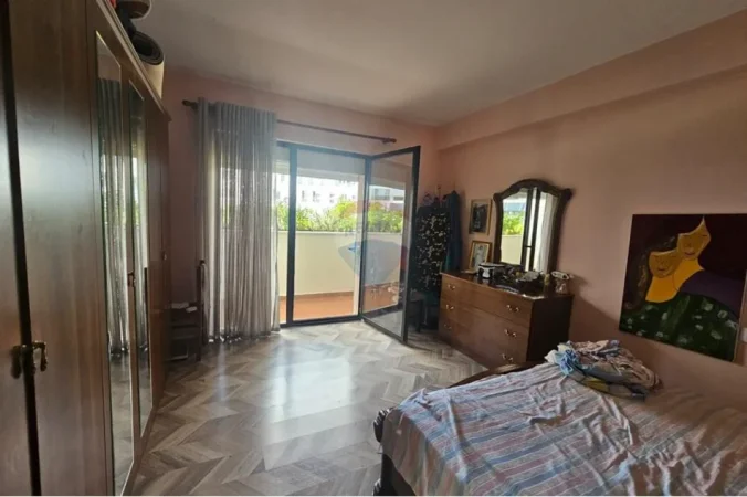 Tirane, shitet apartament 2+1 Kati 1, 135 m² (rruga 5 maji)