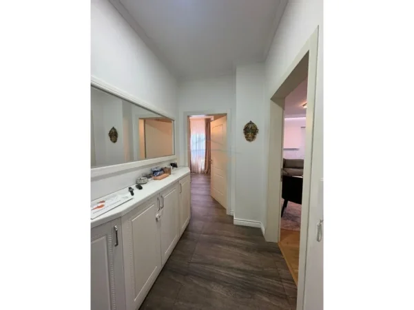 Tirane, jepet me qera apartament 2+1 Kati 7, 103 m² 1.000 € (Myslym Shyri)