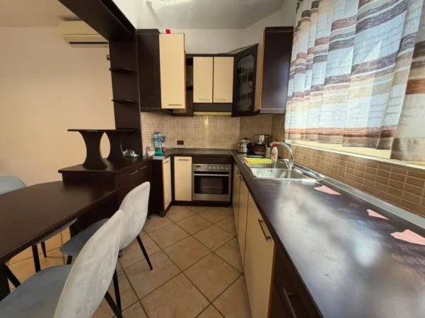 Tirane, jepet me qera apartament 2+1 Kati 3, 95 m² 650 € (21 Dhjetori)