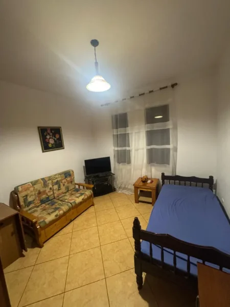 🏡 Jepet me Qera Apartament 2+1 tek Komuna e Parisit,  500 mije leke