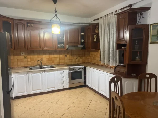 🏡 Jepet me Qera Apartament 2+1 tek Komuna e Parisit,  500 mije leke