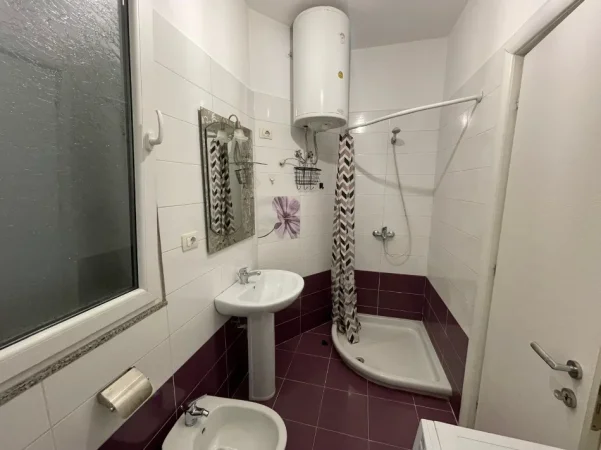 Tirane, jepet me qera apartament 1+1 , 45 m² 315 € 